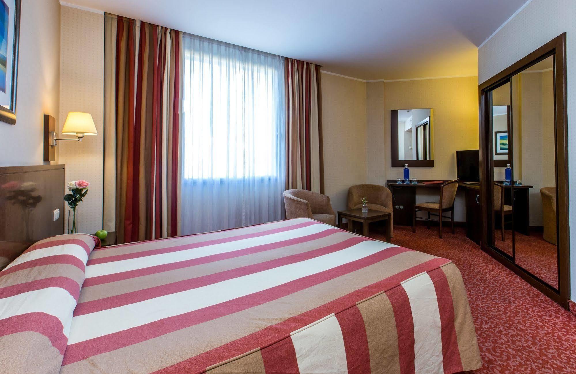 Leonardo Gran Via 3* Barcellona